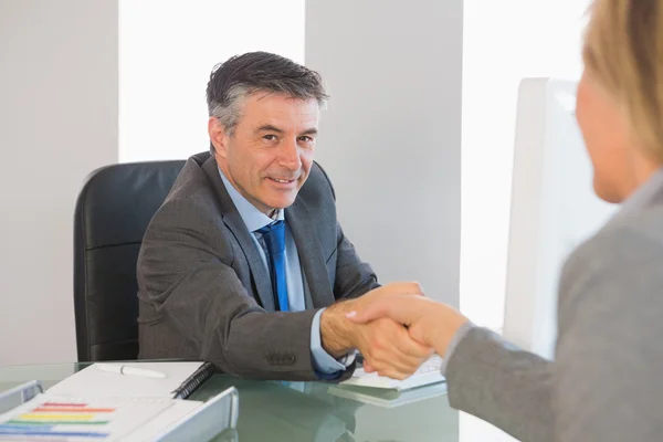 Empresário alegre apertando a mão de um entrevistado — Fotografia de Stock