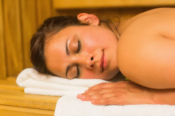 Glimlachend brunette liggen in een sauna — Stockfoto