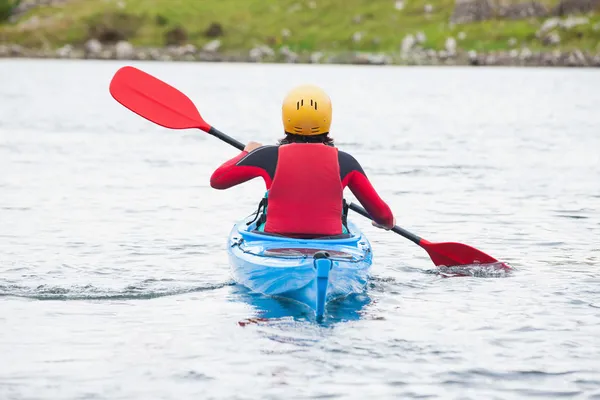 Donna che rema in kayak — Foto Stock