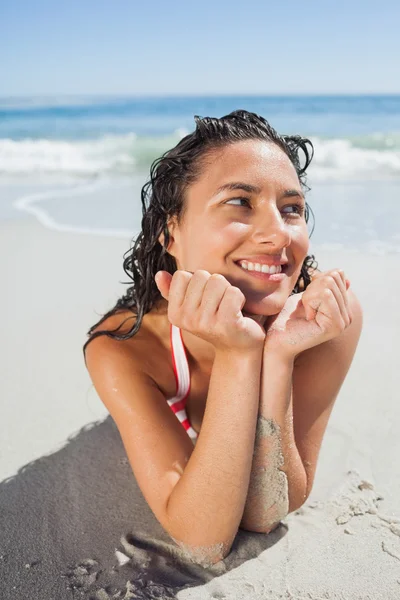 Vista de cerca de la mujer sonriente acostada en la playa —  Fotos de Stock