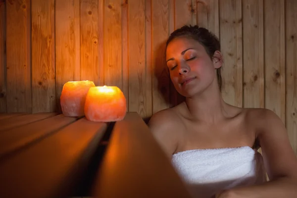 Gelukkig brunette vrouw zitten in een sauna — Stockfoto