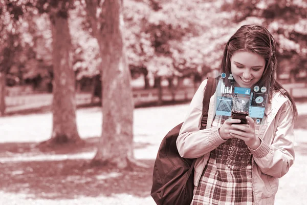 Εύθυμη νεαρή γυναίκα γραπτών μηνυμάτων στο φουτουριστικό smartphone σε — Φωτογραφία Αρχείου