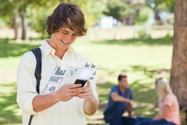 Étudiant heureux travaillant sur son smartphone numérique — Photo