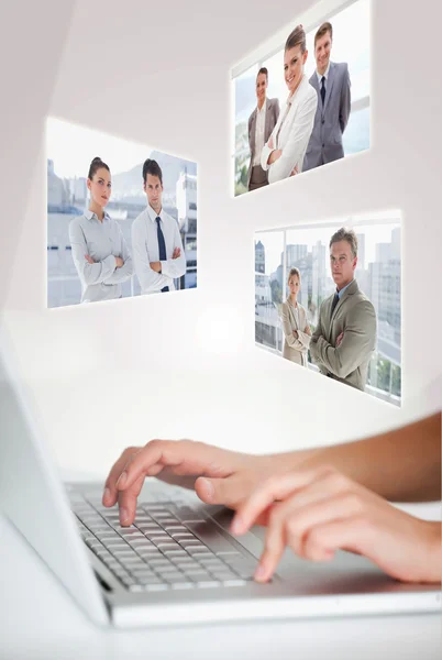 Mulher digitando em seu laptop — Fotografia de Stock