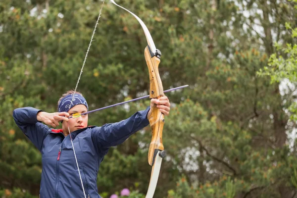 Concentrating brunette practicing archery — Stock Photo, Image