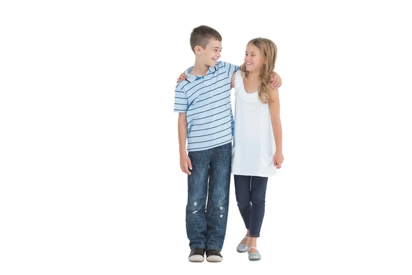 Leende unga bror och syster håller varandra — Stockfoto