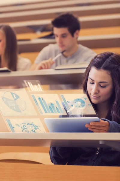 Estudante bonita analisando gráficos em seu computador tablet digital — Fotografia de Stock