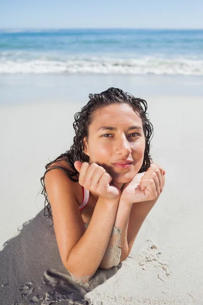 Mulher deitada na praia — Fotografia de Stock