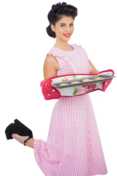 Içerik siyah saç modeli holding tepsi Kurabiye Pişirme — Stok fotoğraf