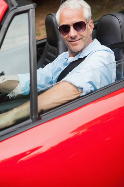 Vidám szép ember a piros kabrió vezetés — Stock Fotó