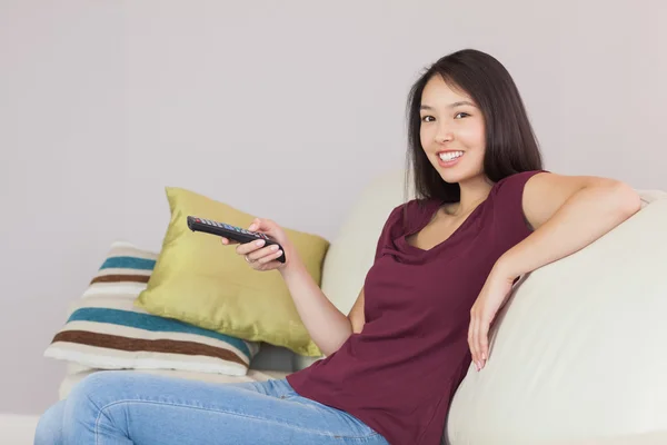 Feliz asiático chica viendo tv sonriendo en cámara —  Fotos de Stock