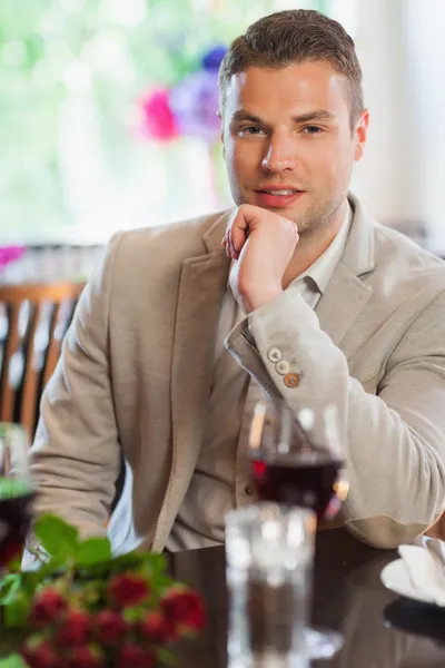Mosolygós barátnője étterem várja jóképű férfi — Stock Fotó