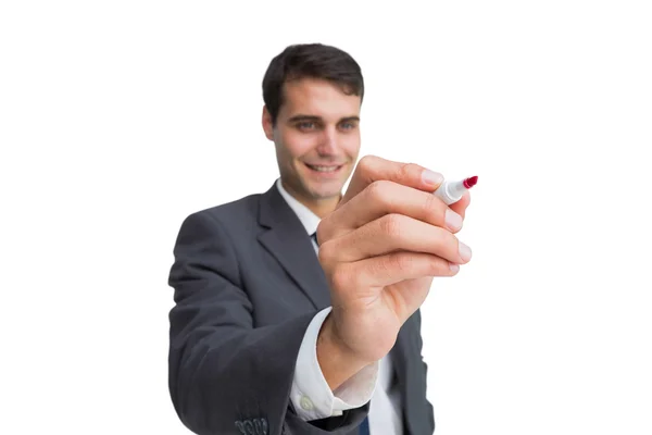 Lächelnder Geschäftsmann schreibt etwas mit rotem Filzstift — Stockfoto