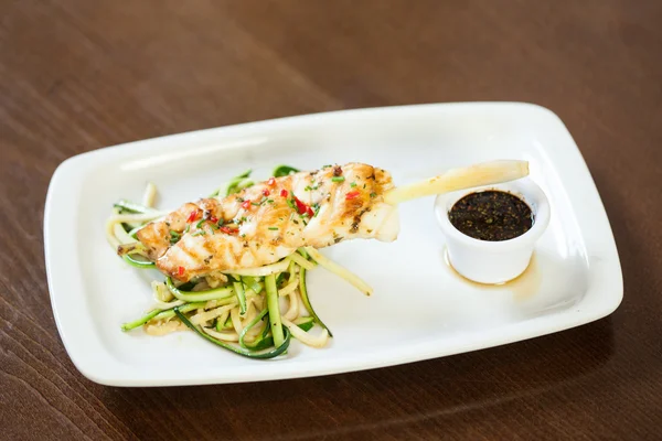 Prato de peixe inspirado asiático com macarrão e legumes julienne — Fotografia de Stock