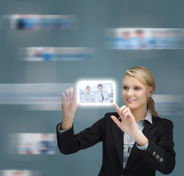 Blonde Geschäftsfrau rührt digitale Schnittstelle an — Stockfoto