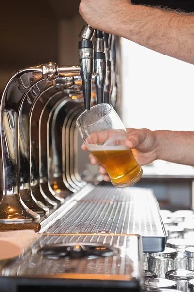 Empregado a beber um copo de cerveja — Fotografia de Stock