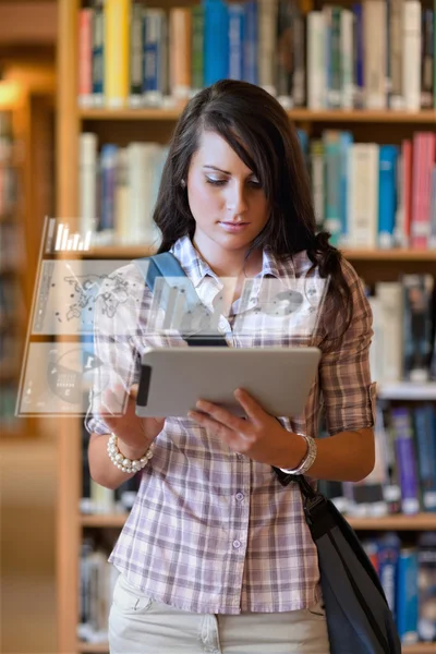 Mooie student werkt aan haar digitale tablet pc — Stockfoto