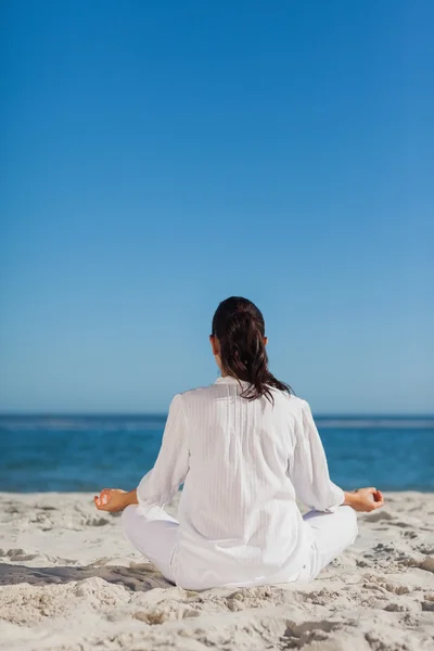 Donna seduta di nuovo alla macchina fotografica facendo yoga — Foto Stock