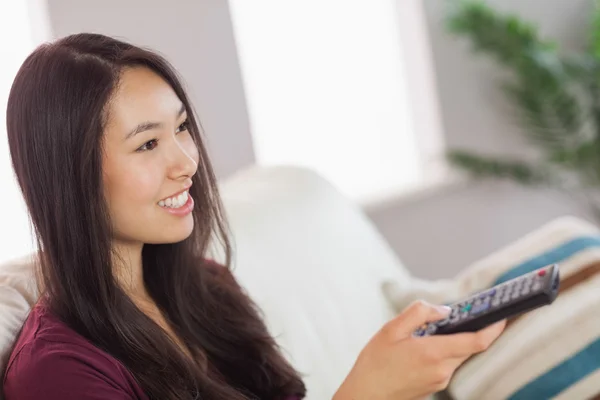 Красивая азиатка смотрит телевизор — стоковое фото