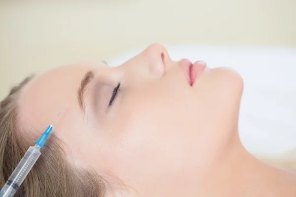 Surgeon making injection on relaxed woman lying — Stock Photo, Image