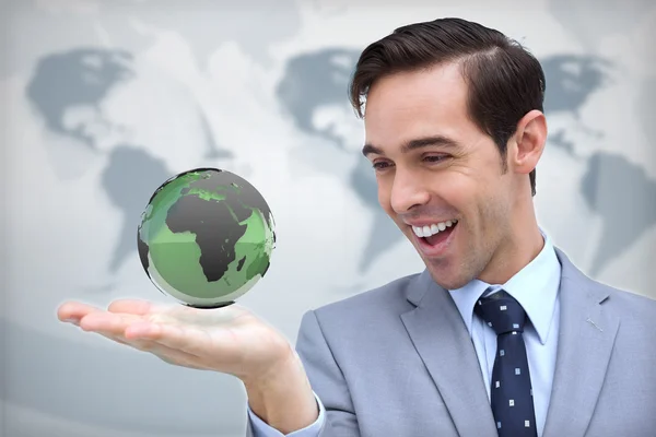 Homme d'affaires content admirant un globe vert — Photo