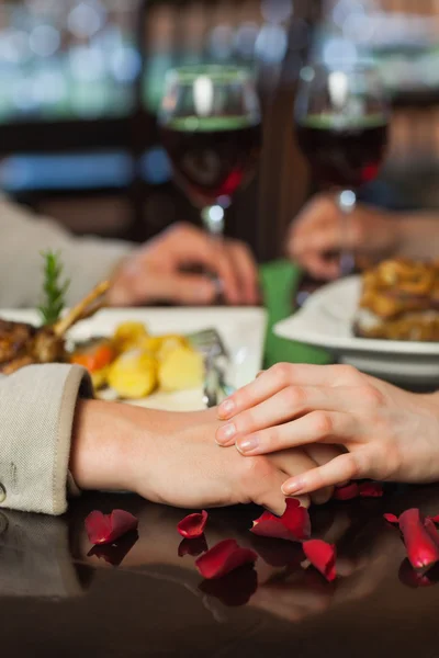 Nahaufnahme von Paar beim Händchenhalten beim Abendessen — Stockfoto