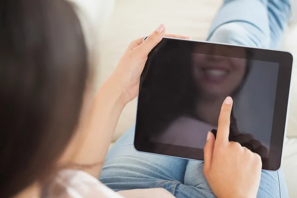 Meisje met haar tablet-pc op de Bank — Stockfoto