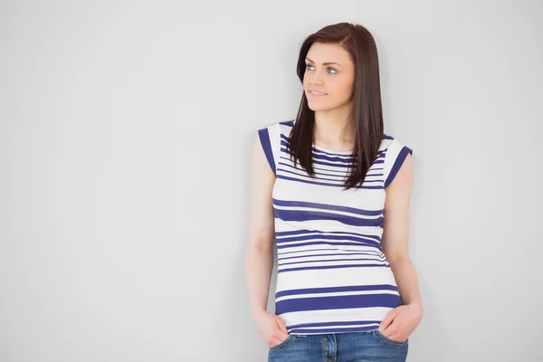 Fille élégante réfléchie debout et regardant loin — Photo