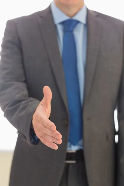 Primo piano di un uomo che tende la mano — Foto Stock