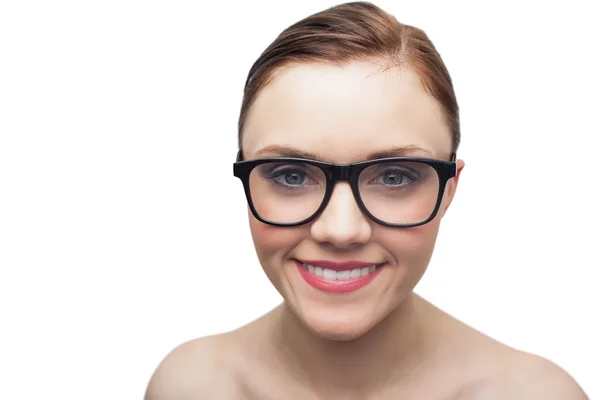 Modèle propre et souriant avec des lunettes élégantes posant — Photo