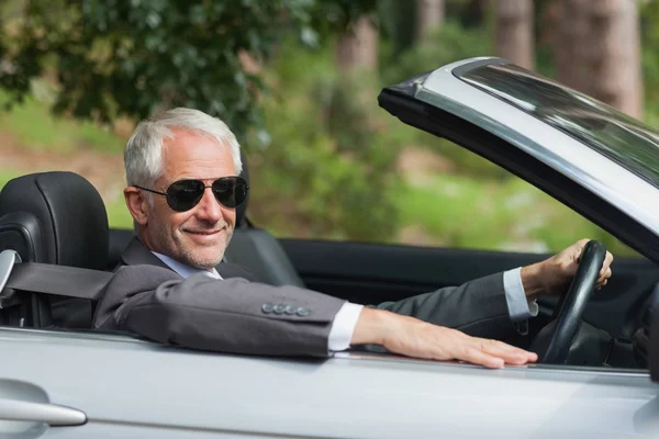 Lächelnder älterer Geschäftsmann fährt edles Cabriolet — Stockfoto