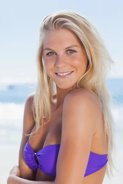 Mulher atraente sorrindo para a câmera — Fotografia de Stock