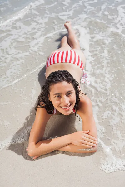 Brunette lying down on beach — Stock Photo, Image