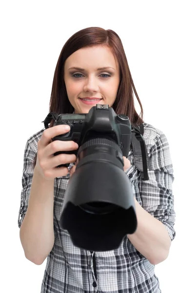 Sorrindo jovem fotógrafo casual posando — Fotografia de Stock
