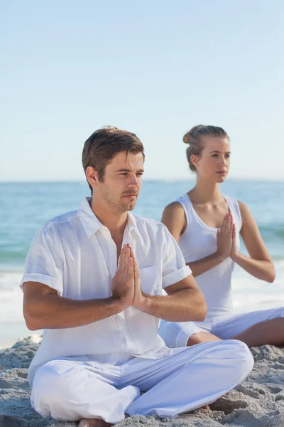 Hombre y mujer practicando yoga — Foto de Stock