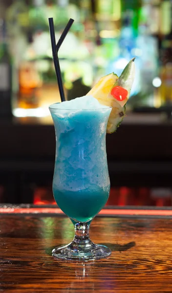 Gros plan sur un cocktail glacé coloré à l'ananas — Photo