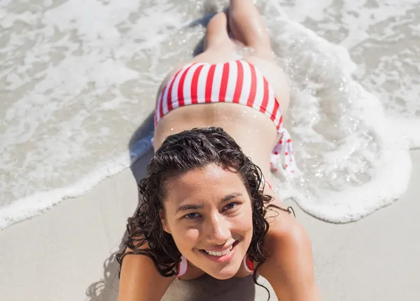 Vista de ángulo alto de la mujer sonriente acostada en la playa —  Fotos de Stock