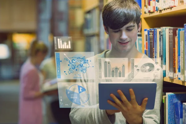 Jonge man studeren op zijn digitale tablet pc — Stockfoto