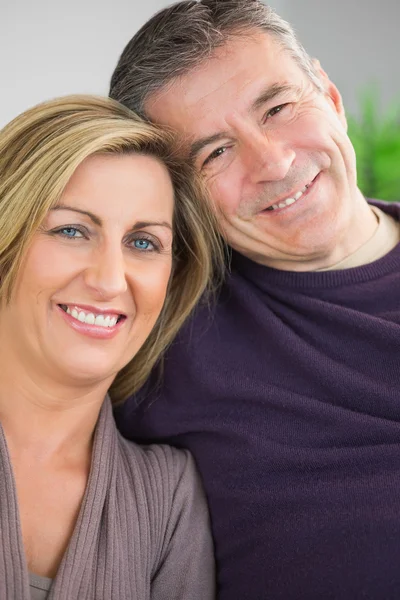 Glückliches Paar blickt in die Kamera — Stockfoto