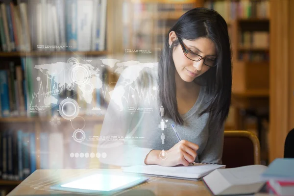 Studente maturo serio che studia commercio internazionale sull'interfaccia digitale — Foto Stock