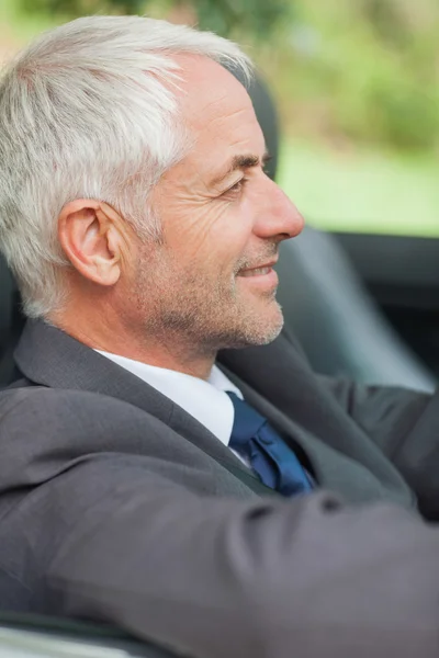 Ontspannen zakenman drijvende cabriolet — Stockfoto