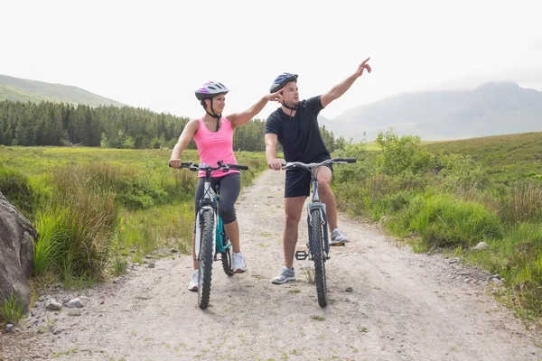 Casal atlético em um passeio de bicicleta — Fotografia de Stock