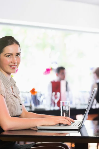 Glückliche Geschäftsfrau tippt auf Laptop — Stockfoto