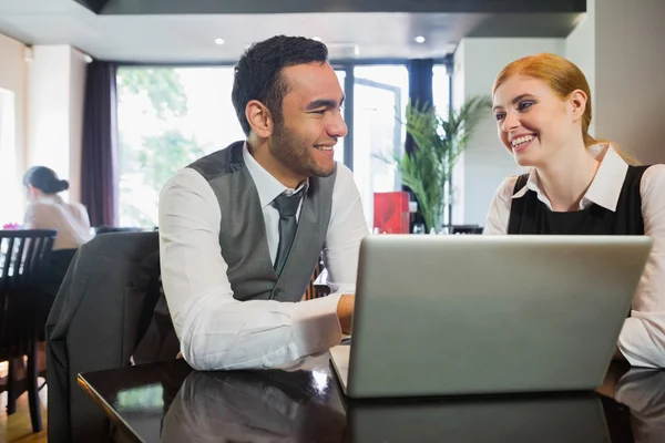 Des gens d'affaires heureux qui travaillent ensemble — Photo