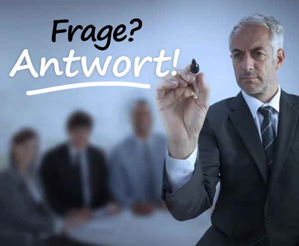 Atraktivní podnikatel drží značku a psaní frage antwort — Stock fotografie