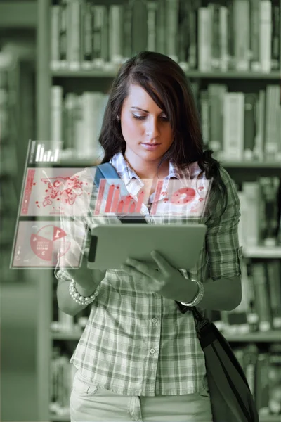 Schattig student werkt aan haar digitale tablet-pc — Stockfoto