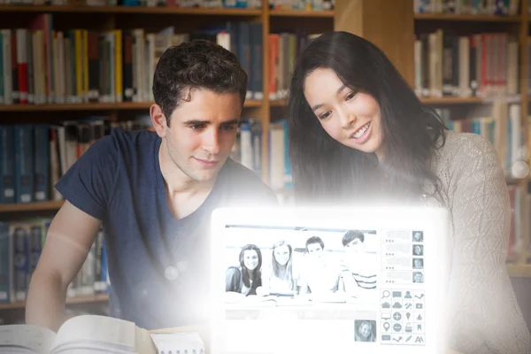 Amici del college felici guardando le foto sull'interfaccia digitale — Foto Stock