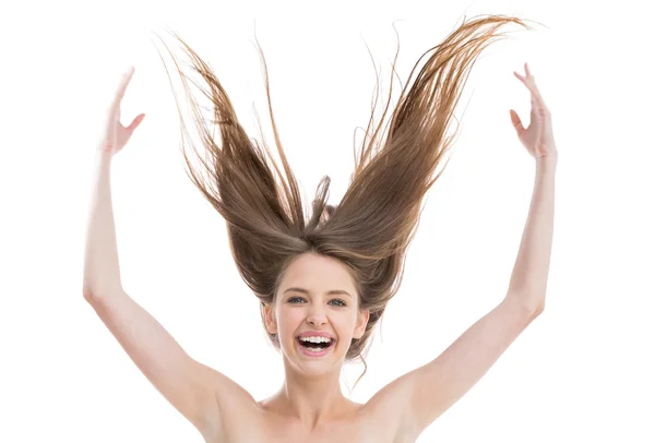 Güzel bir kadın saçlarını kusuyor gülüyor — Stok fotoğraf