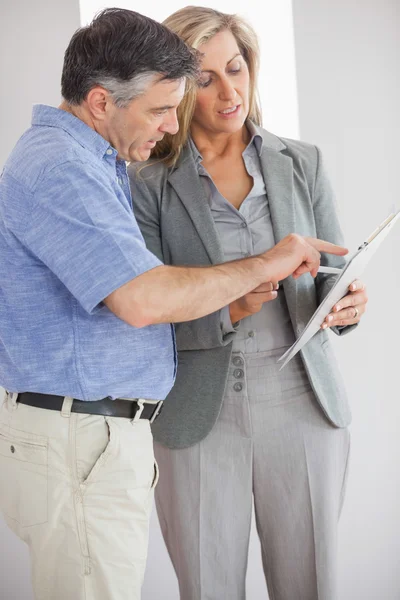 Estate agent explaining lease to customer — Stock Photo, Image