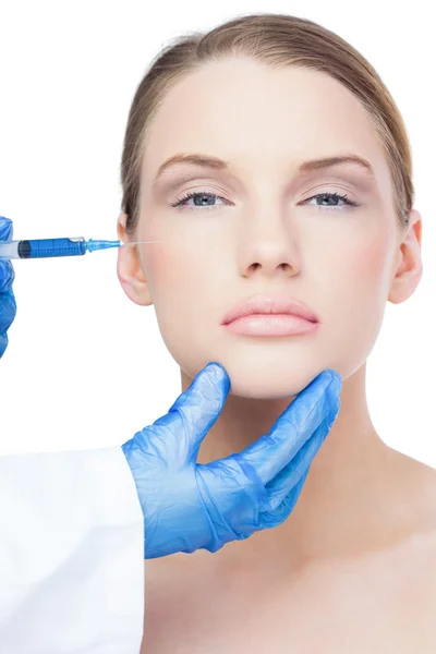 Lugn attraktiva modellen med botox injektion på kinden — Stockfoto